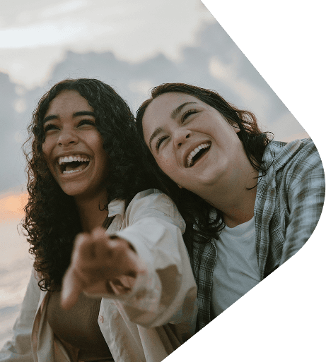 Freunde lachen zusammen